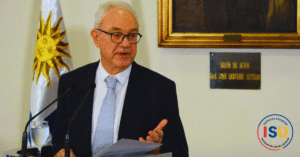 Según explicó el ministro, Uruguay decidió postularse a un programa impulsado por Dinamarca y respaldado por la FAO (Organización de las Naciones Unidas para la Alimentación y la Agricultura), con el objetivo de recibir en el país a jóvenes palestinos provenientes de Cisjordania. Estos jóvenes serán formados en prácticas de agricultura sostenible y en el desarrollo de startups agrícolas, con miras a mejorar las condiciones económicas y sociales en su región de origen. “Esperamos poder traer algunos jóvenes palestinos de Cisjordania para prepararlos en lo que conocemos bien: la agricultura y su versión sostenible, con énfasis en la creación de empresas”, dijo Lubetkin. El canciller remarcó que el foco del gobierno está en brindar ayuda concreta, y no en debates semánticos sobre la situación en Medio Oriente. “Ayudar a Palestina es ayudar a Palestina, no seguir discutiendo si se usa la palabra genocidio o masacre”, afirmó. En ese sentido, aseguró que tanto el presidente de la República como el secretario de Presidencia han dejado en claro que el país ya ha discutido lo suficiente sobre documentos internos, y que ese tipo de debates poco contribuyen al pueblo palestino. Lubetkin reconoció la complejidad del conflicto y sostuvo que, si bien el ataque del 7 de octubre de 2023 perpetrado por Hamás en Israel fue un hecho impactante con numerosas víctimas, en la actualidad la mayor parte del sufrimiento recae sobre la población palestina. “El drama tiene una principal víctima: el pueblo palestino. Hoy, el drama es palestino, nadie lo puede discutir”, afirmó. En cuanto al posible envío de alimentos, el canciller explicó que Uruguay cuenta con productos como arroz y leche en polvo, y que hay disposición de la población a colaborar. Sin embargo, enfatizó que no se realizará ningún esfuerzo si no hay certezas de que la ayuda será recibida en destino. “Sería una tomada de pelo pedirle a la gente que done y que después todo quede en los depósitos de acá. Estamos en conversaciones con Naciones Unidas para obtener garantías reales”, puntualizó. Con estas acciones, el gobierno uruguayo busca concentrarse en soluciones prácticas y solidarias frente al conflicto, priorizando el impacto directo sobre las personas afectadas.